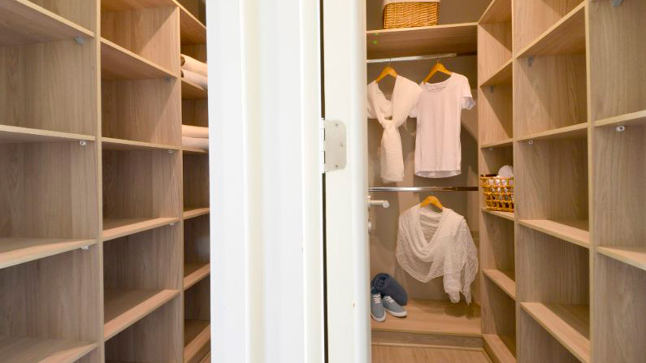 closet dentro del dormitorio